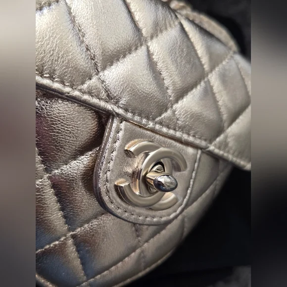 CHANEL Heart Clutch on Chain. - Picture 8 of 11